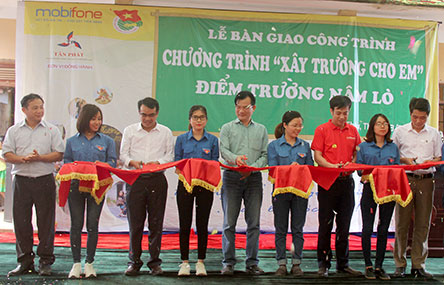 Bàn giao phòng học cho điểm trường tiểu học bản Nậm Lò
