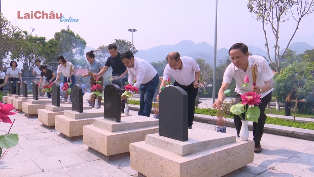 Báo Lai Châu viếng Nghĩa trang Liệt sỹ tỉnh