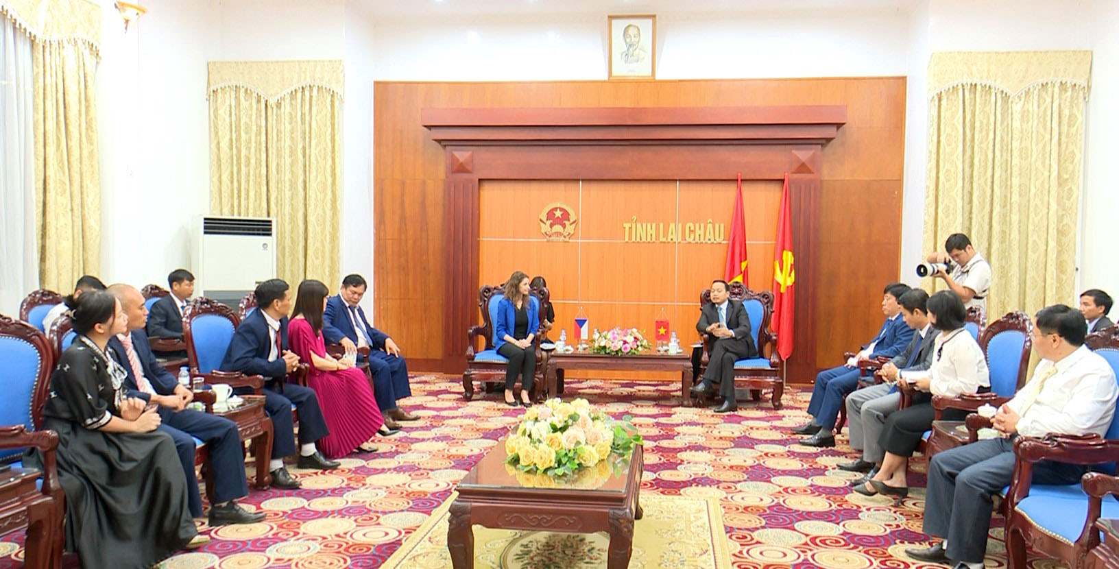 Chủ tịch UBND tỉnh Trần Tiến Dũng tiếp xã giao Đoàn công tác Đại sứ quán Cộng hòa Séc tại Việt Nam