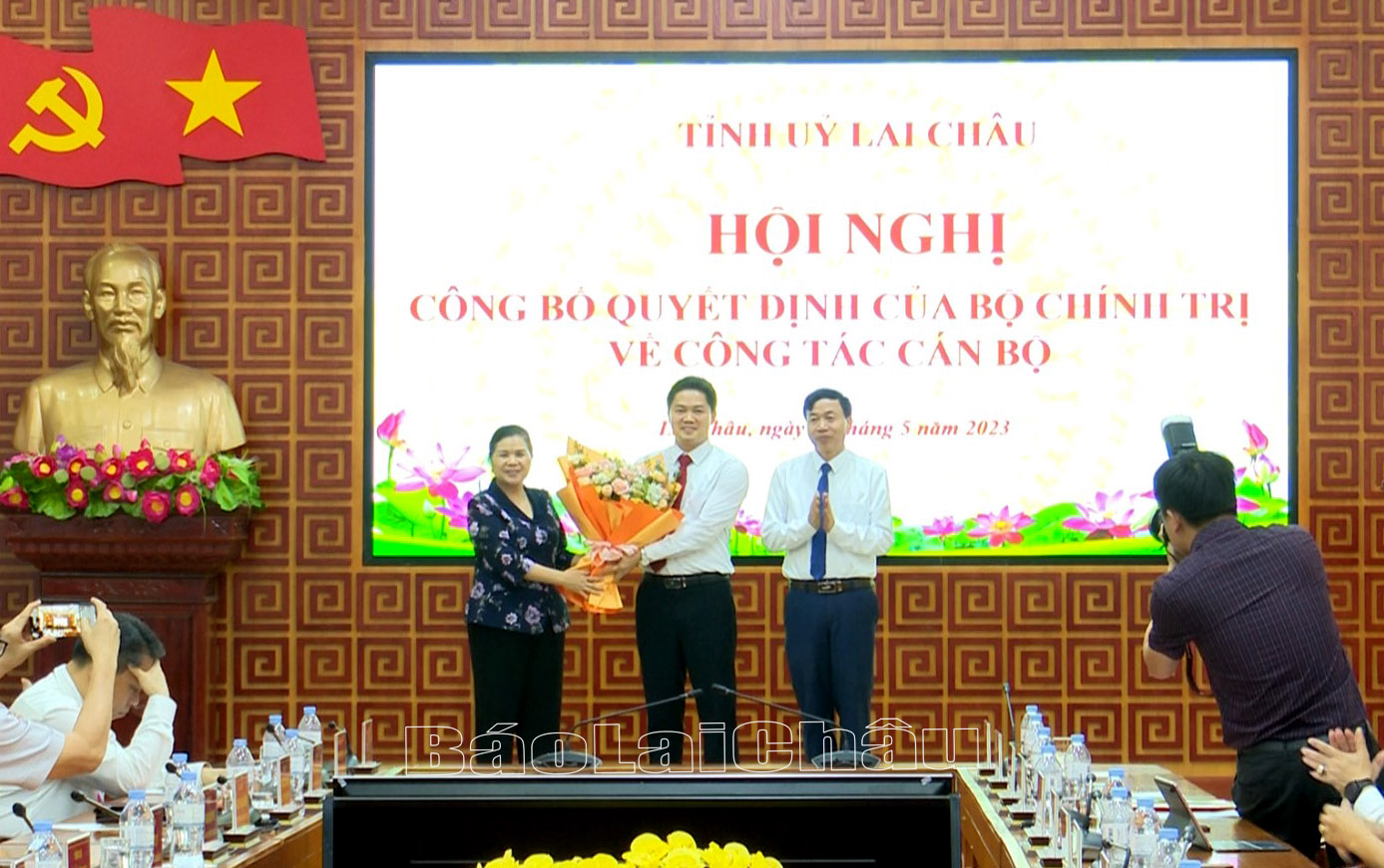 Công bố quyết định của Bộ Chính trị về công tác cán bộ