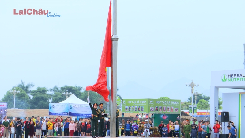 Lễ thượng cờ Tổ quốc tại Tiền Phong Marathon lần thứ 64 năm 2023