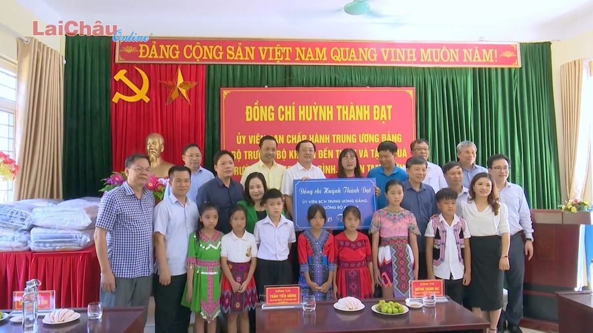 Đoàn công tác Bộ Khoa học và Công nghệ tặng quà cho Trường Tiểu học và THCS xã Sơn Bình, huyện Tam Đường