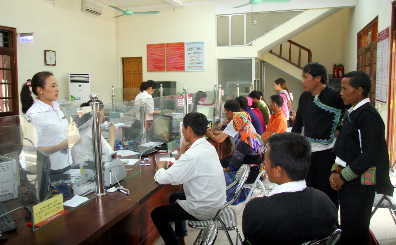 Cán bộ, lãnh đạo Agribank Chi nhánh huyện Than Uyên luôn gặp gỡ, giải đáp thắc mắc của khách hàng