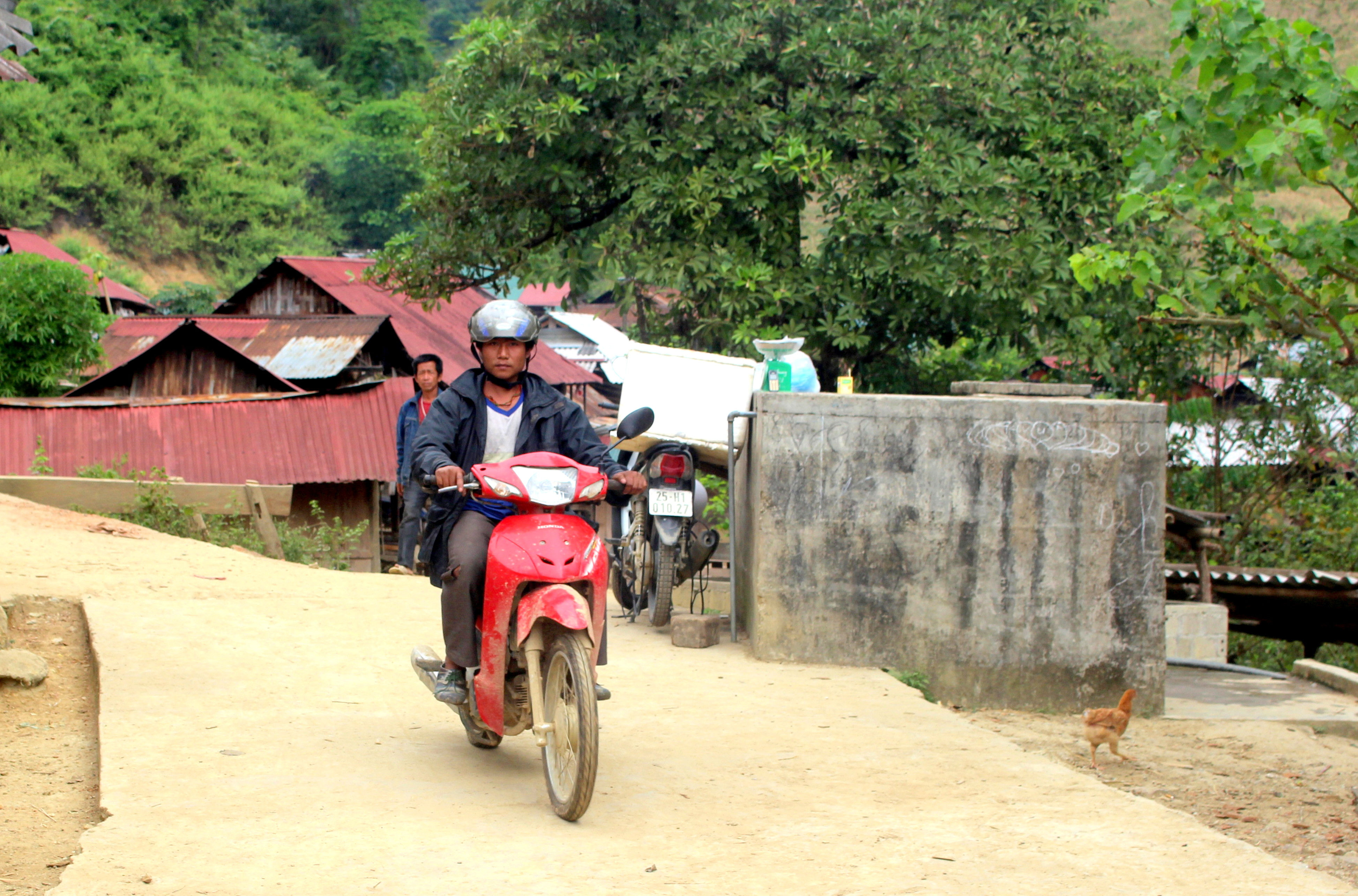 Các tuyến đường giao thông nội bản được bêtông cứng hóa, giúp người dân huyện Nậm Nhùn đi lại thuận lợi.