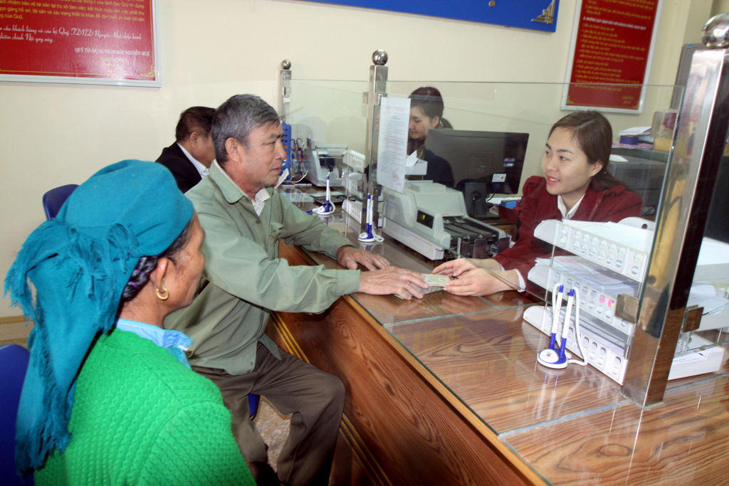 Khách hàng đến giao dịch tại Quỹ tín dụng Nhân dân Nguyễn Huệ