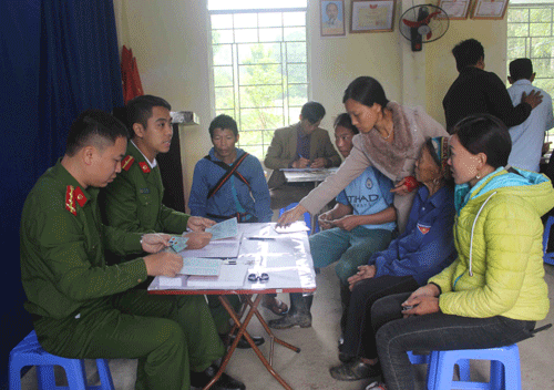 Công an huyện Tam Đường hoàn tất thủ tục cấp chứng minh Nhân dân cho người dân ở bản Tẩn Phủ Nhiêu (xã Bản Giang). 