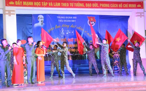 Hát múa "Việt Nam ơi mùa xuân đến rồi" do cán bộ, chiến sỹ Trung đoàn cùng các đơn vị kết nghĩa biểu diễn trong đêm giao lưu.