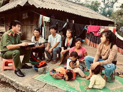  Công an thành phố Lai Châu tuyên truyền các hành vi lừa đảo chiếm đoạt tài sản thông qua các trang mạng xã hội như zalo, facebook… tới người dân bản Gia Khâu 1, xã Nậm Loỏng.