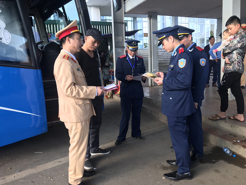 Lực lượng Cảnh sát Giao thông, Công an tỉnh và Thanh tra Giao thông (Sở Giao thông - Vận tải) kiểm tra giấy tờ và nhắc nhở lái xe đảm bảo an toàn trên hành trình vận tải hành khách. 