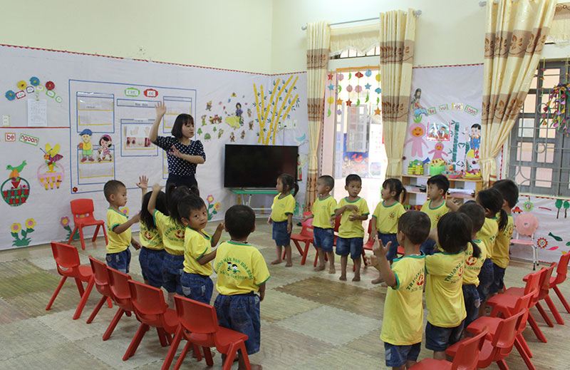 Giờ học của cô và bé lớp mẫu giáo nhỡ Trường Mầm non xã Pắc Ta (huyện Tân Uyên).