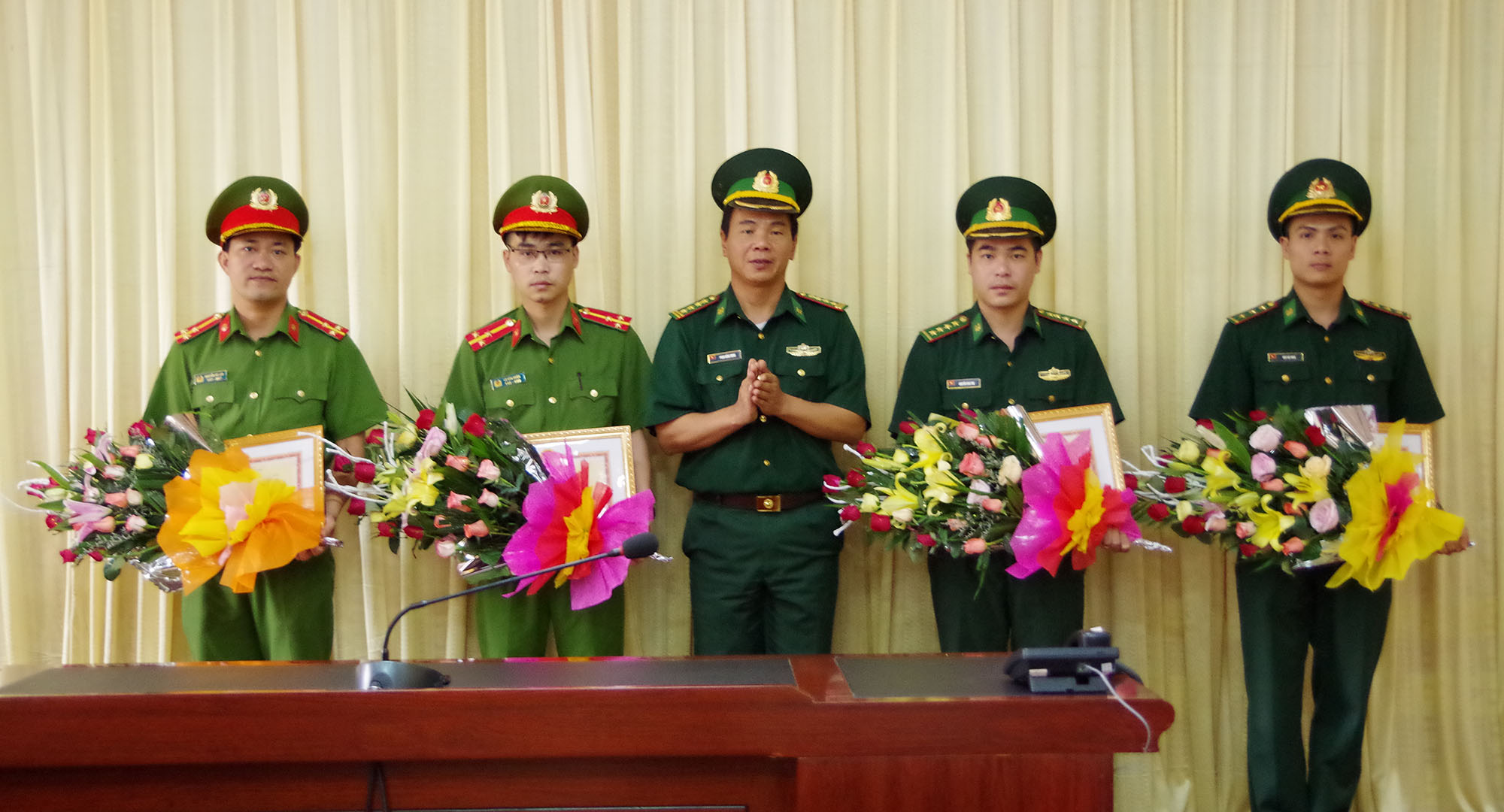 Đại tá Phan Hồng Minh - Chính ủy Bộ Chỉ huy BĐBP tỉnh tặng Giấy khen cho các cá nhân.
