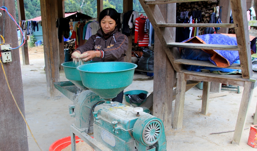 Đời sống đổi thay, người dân xã Nậm Ban (huyện Nậm Nhùn) mua sắm máy móc phục vụ nhu cầu hàng ngày. 