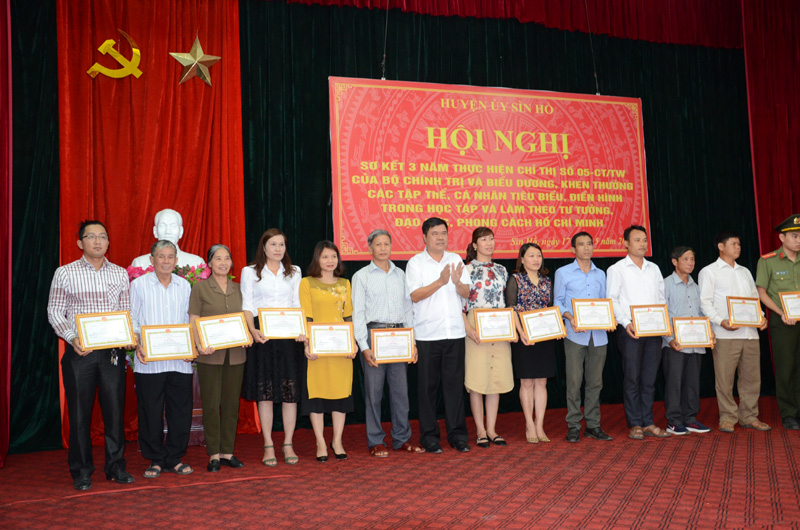 Đồng chí Đồng Văn Liệt - Chủ tịch UBND huyện Sìn Hồ trao tặng giấy khen cho các cá nhân điển hình tiên tiến.