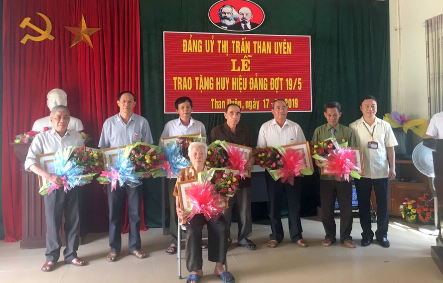 Đồng chí Phạm Văn Hải – Trưởng Ban Tổ chức Huyện ủy Than Uyên trao Huy hiệu Đảng cho các đảng viên
