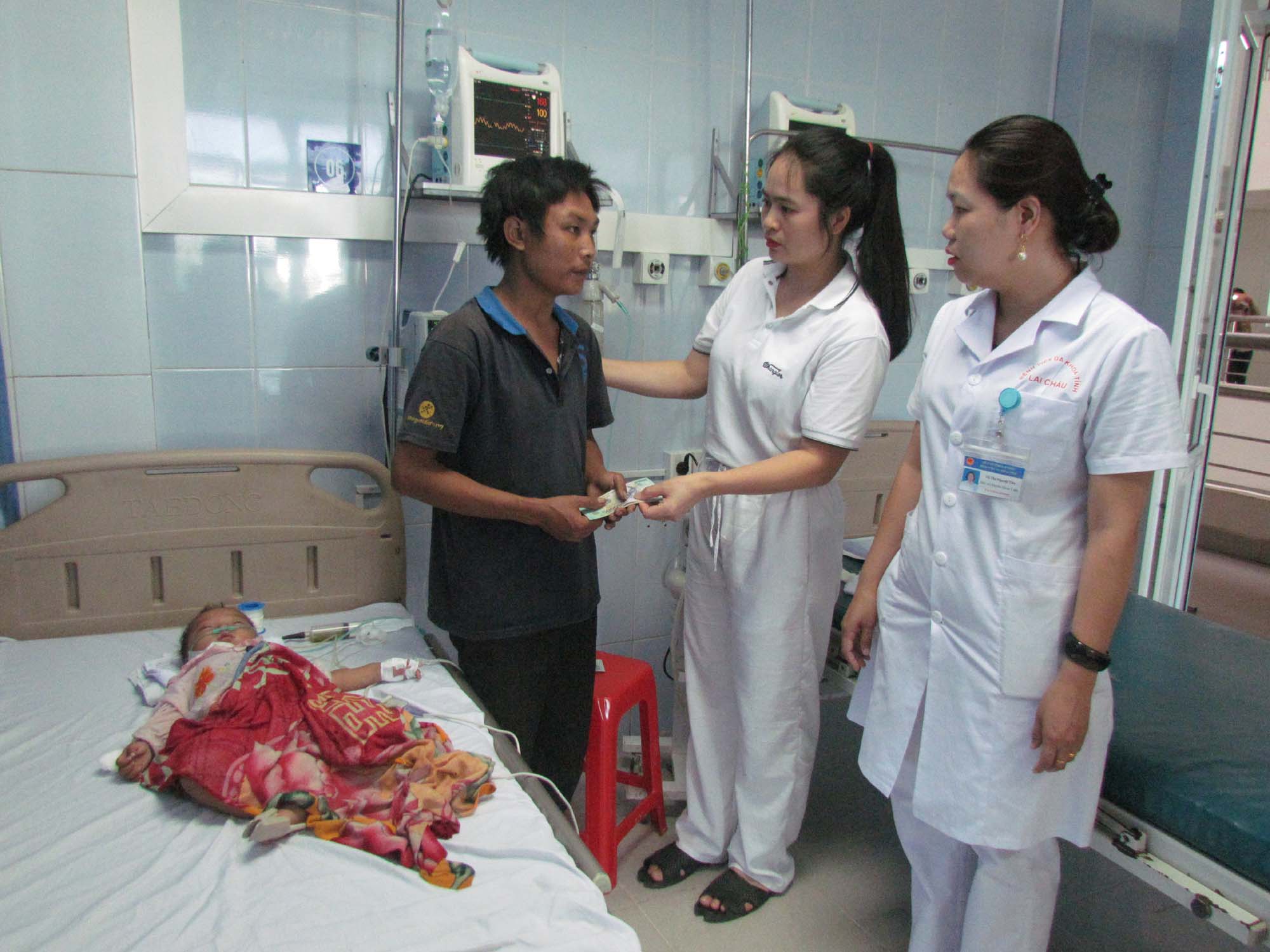 Đại diện CLB cầu nối thiện tâm trao quà cho bệnh nhân đang điều trị tại Bệnh viện Đa khoa tỉnh.