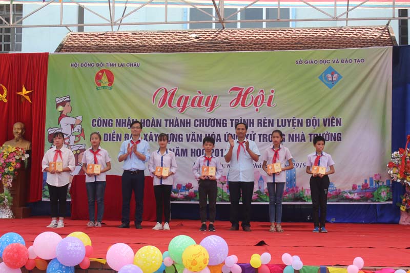 Lãnh đạo Huyện ủy Phong Thổ, Tỉnh đoàn trao Giấy chứng nhận hoàn thành chương trình RLĐV hạng Sẵn sàng cho các đội viên tiêu biểu.