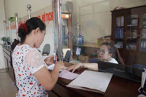 Công chức bộ phận tiếp nhận và trả kết quả Phường Đông Phong hướng dẫn người dân làm thủ tục hành chính 