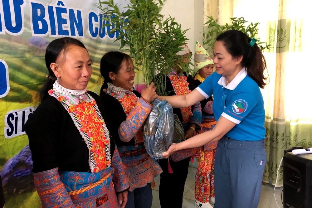 Trao cây đào giống cho chị em hội viên phụ nữ.