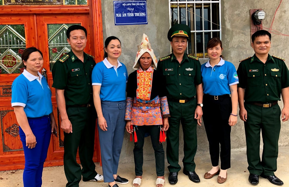 Đại diện lãnh đạo Hội LHPN tỉnh, Bộ đội Biên phòng tỉnh trao nhà tình nghĩa cho gia đình chị Tẩn Tả Mẩy ở bản Sỉn Chải xã Sì Lờ Lầu (huyện Phong Thổ).