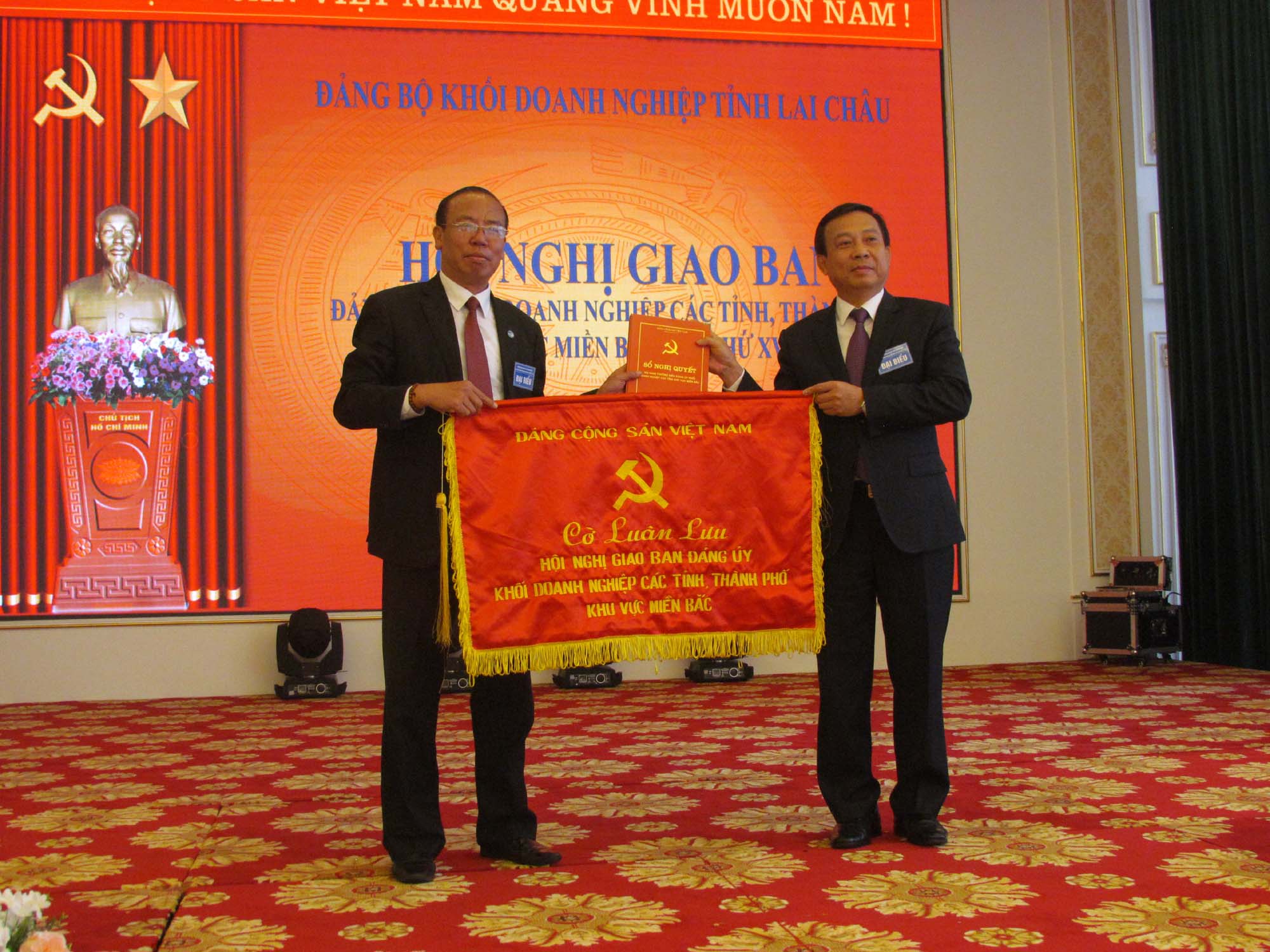 lãnh đạo Đảng ủy Khối Doanh nghiệp tỉnh Lai Châu đã trao Sổ vàng, Cờ luân lưu cho Đảng ủy Khối Công nghiệp Hà Nội