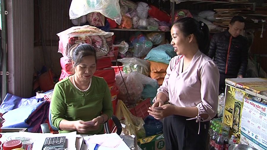 Cán bộ Chi cục Thuế huyện Nậm Nhùn thu thuế hộ kinh doanh trên địa bàn.