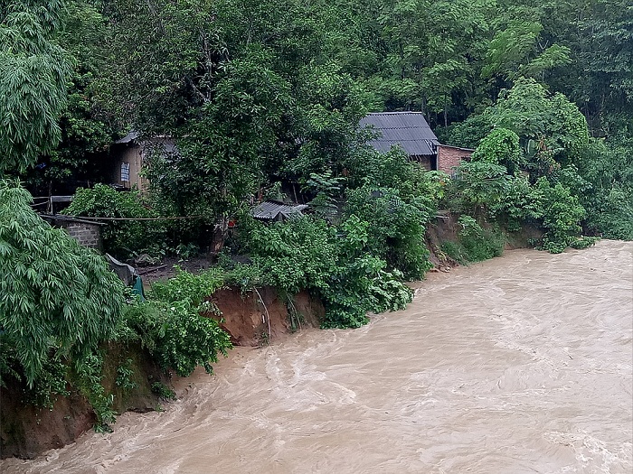 Nước lớn đang xoáy sâu vào phía nhà ở của các hộ dân đầu cầu Phiêng Đang, xã Mường So