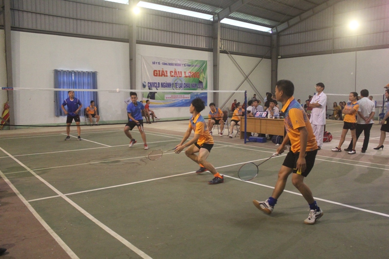 Trận thi đấu môn cầu lông giữa vận động viên Bệnh viên Đa khoa tỉnh và Trung tâm y tế huyện Tân Uyên.