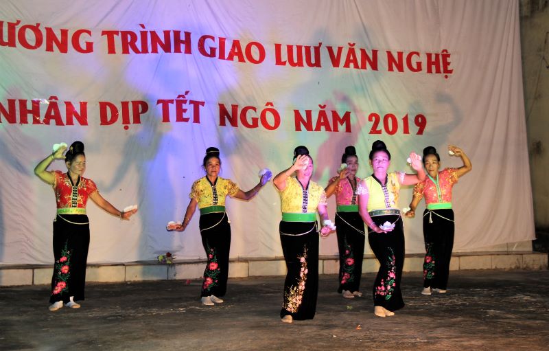 Điệu múa nhân dịp Tết Ngô của đội văn nghệ bản Nậm Khao.