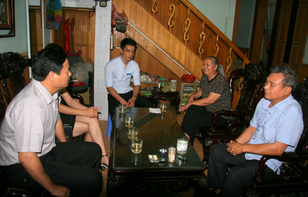 Cán bộ BHXH huyện Than Uyên tuyên truyền Nhân dân khu 2, thị trấn Than Uyên về lợi ích khi tham gia BHXHTN