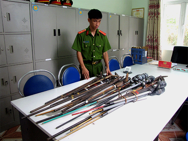  Công an xã Nậm Hàng kiểm đếm số vũ khí người dân giao nộp.