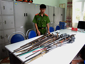Xã Nậm Hàng đẩy mạnh thu hồi vũ khí tự chế