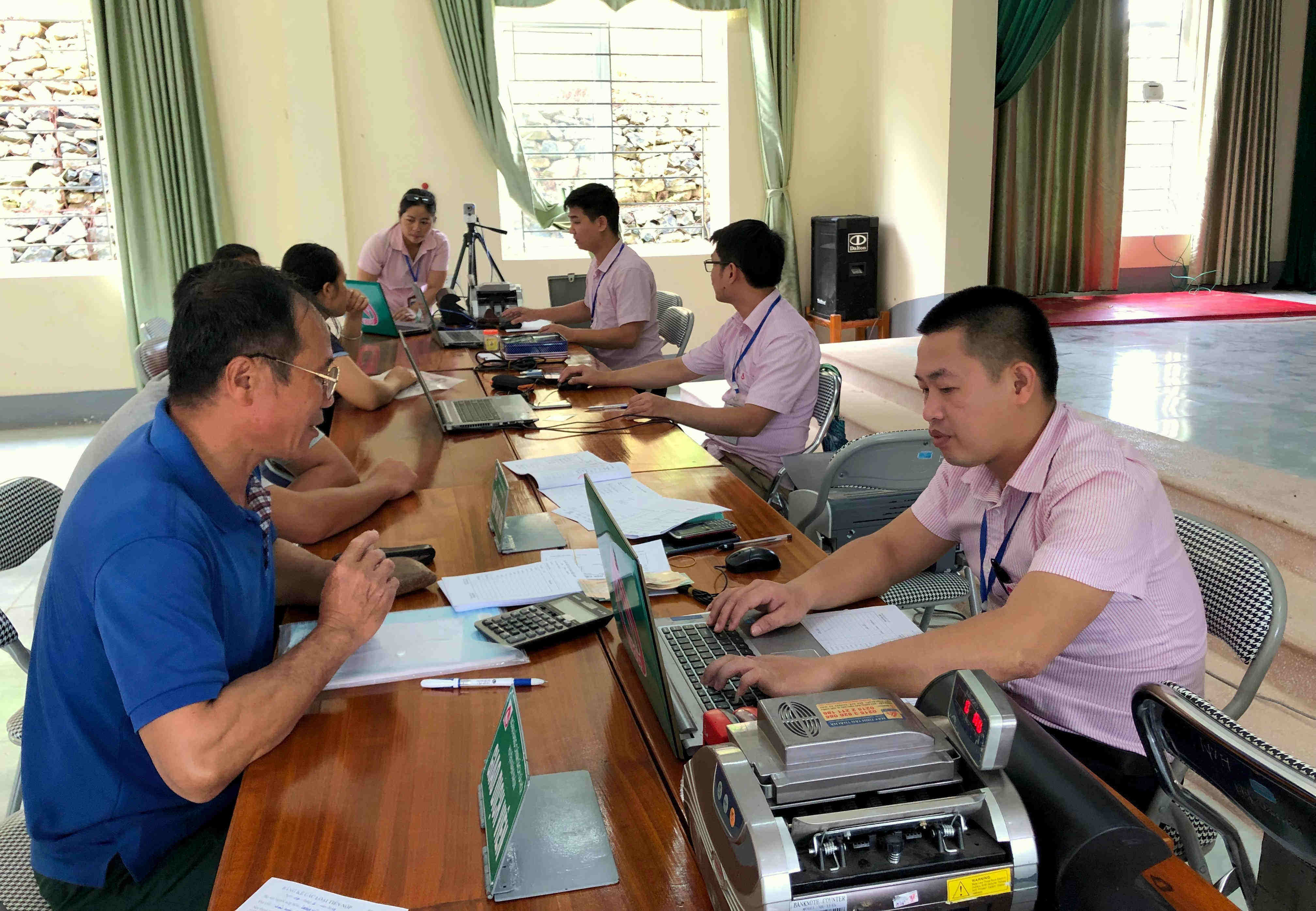 Người dân xã Mường Mô (huyện Nậm Nhùn) tham gia các chương trình tín dụng của Ngân hàng CSXH tại UBND xã.