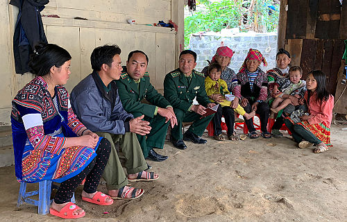 Cán bộ, chiến sỹ Đồn Biên phòng Dào San (huyện Phong Thổ) tuyên truyền tới người dân bản Sểnh Sảng A (xã Dào San) về các thủ đoạn của tội phạm MBN.