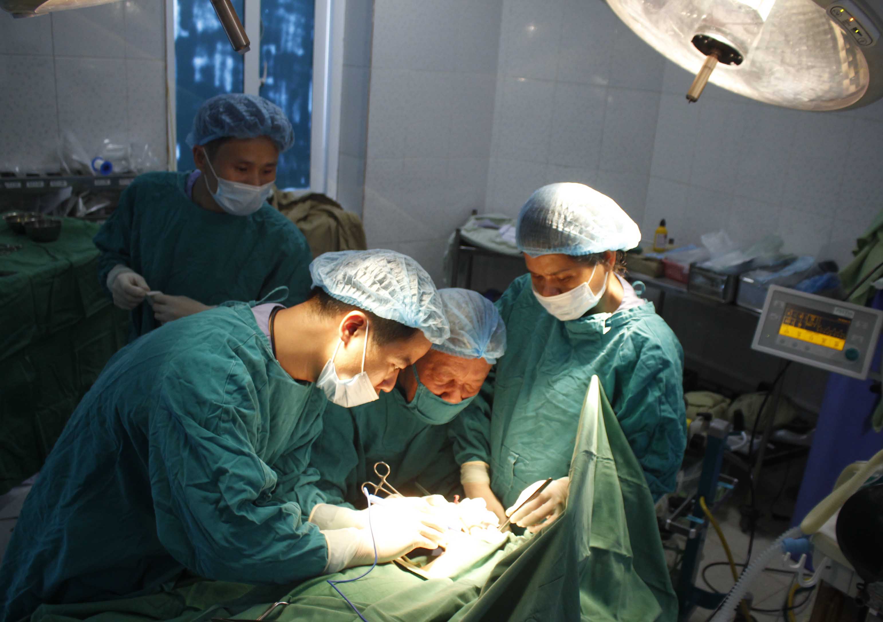 Các y, bác sỹ Khoa Răng-Hàm-Mặt của BVĐK tỉnh nhận chuyển giao kỹ thuật mới trong phẫu thuật “sẹo má cằm cổ” từ bác sỹ chuyên khoa Viện Bỏng Quốc gia. 