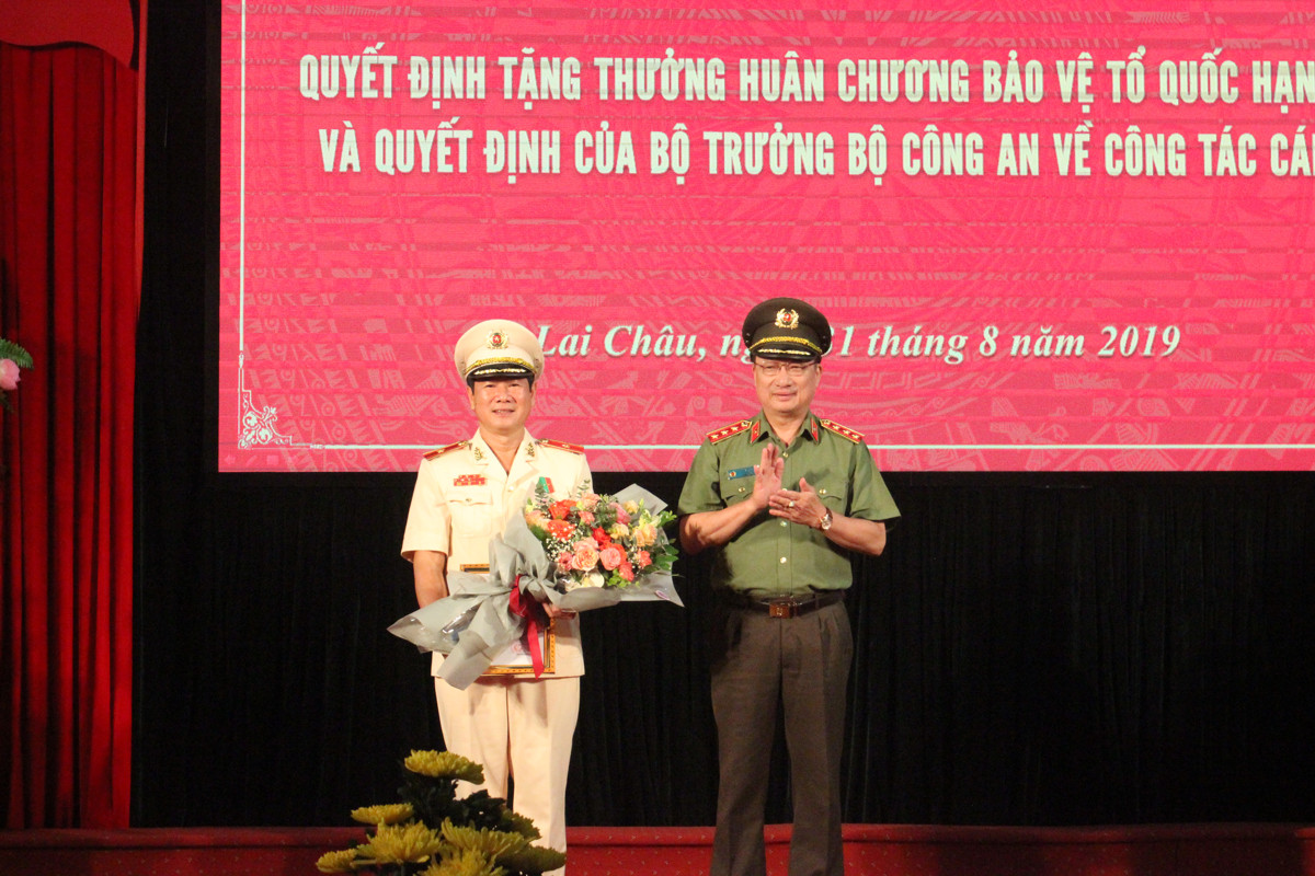 Thượng tướng Nguyễn Văn Thành trao quyết định nghỉ công tác cho Thiếu tướng Lê Văn Bảy