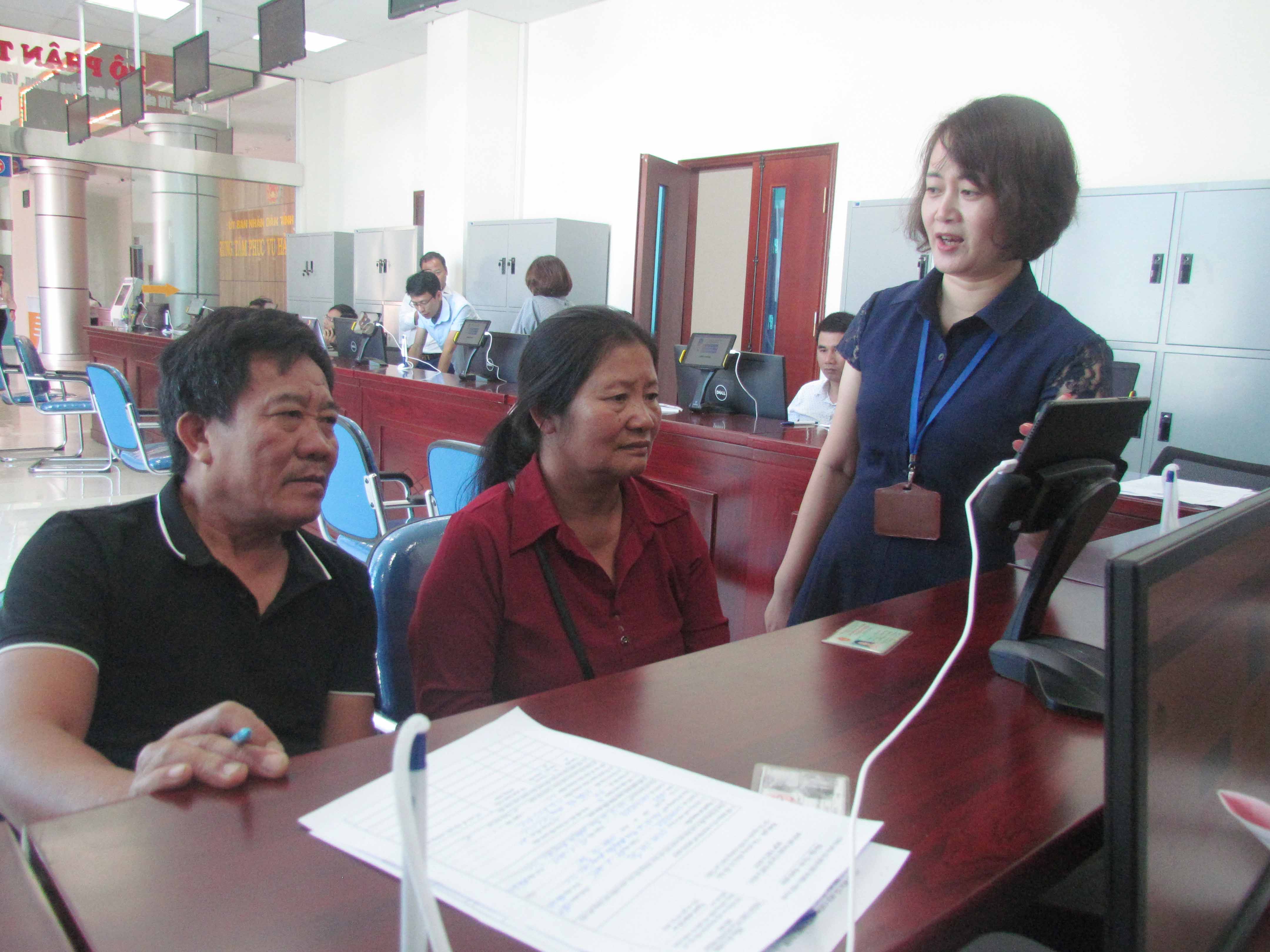 Cán bộ Trung tâm Phục vụ Hành chính công tỉnh hướng dẫn người dân cách đánh giá về công chức, viên chức trên máy.