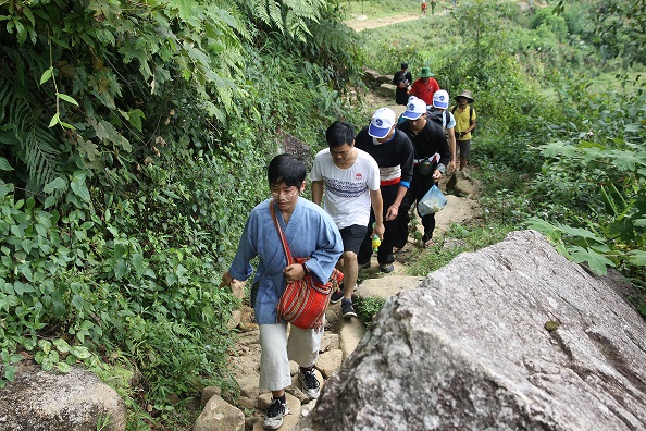 Đoàn khảo sát đi trên con đường đá cổ Pavi