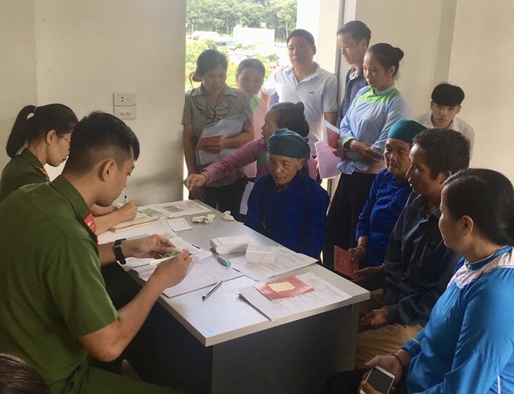 Cán bộ Đội Cảnh sát QLHC về TTXH Công an thành phố Lai Châu làm thủ tục cấp đổi hộ khẩu cho người dân.