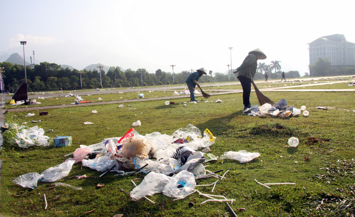 Công nhân vất vả dọn dẹp rác sau mỗi dịp người dân vui chơi tại quảng trường Nhân dân tỉnh.