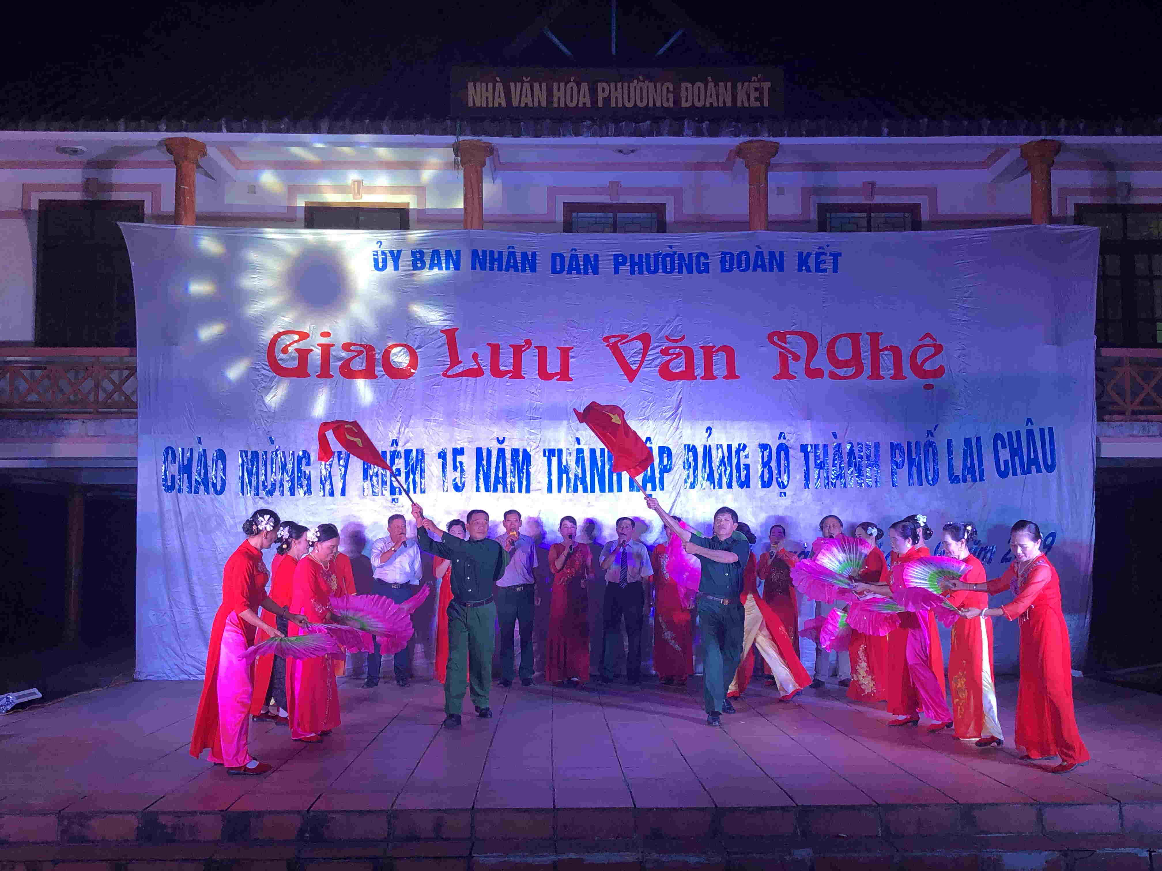 Tiết mục múa, hát “Việt Nam ơi mùa xuân về” của Câu lạc bộ gìn giữ và phát huy bản sắc văn hóa dân tộc Thái phường Đoàn Kết.