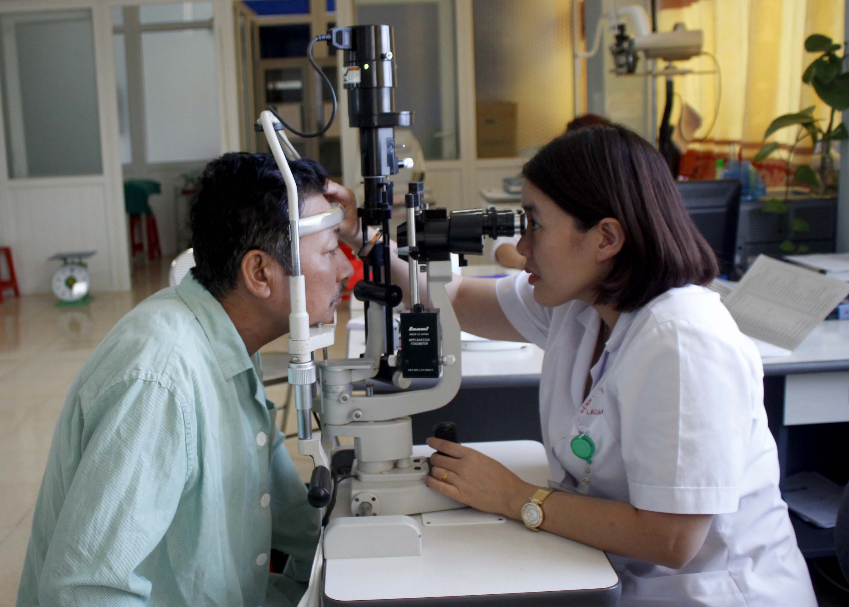 Bác sỹ Lê Thị Doan- Bệnh viện Đa khoa tỉnh kiểm tra mắt cho bệnh nhân bị đau mắt đỏ. 