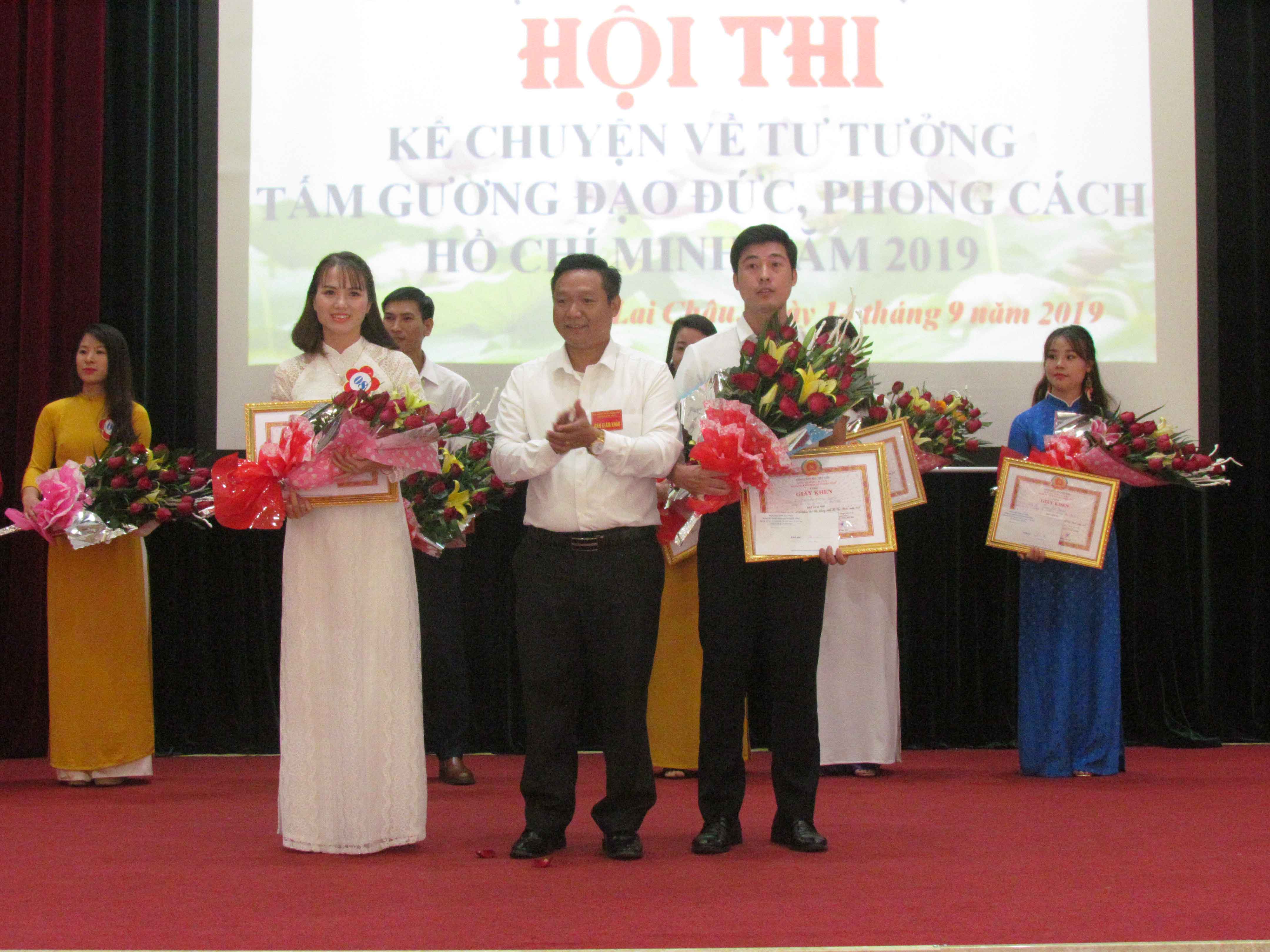 Đồng chí Lý Công Hà – Phó Bí thư Đảng ủy Khối Doanh nghiệp tỉnh trao giải nhì cho các thí sinh.