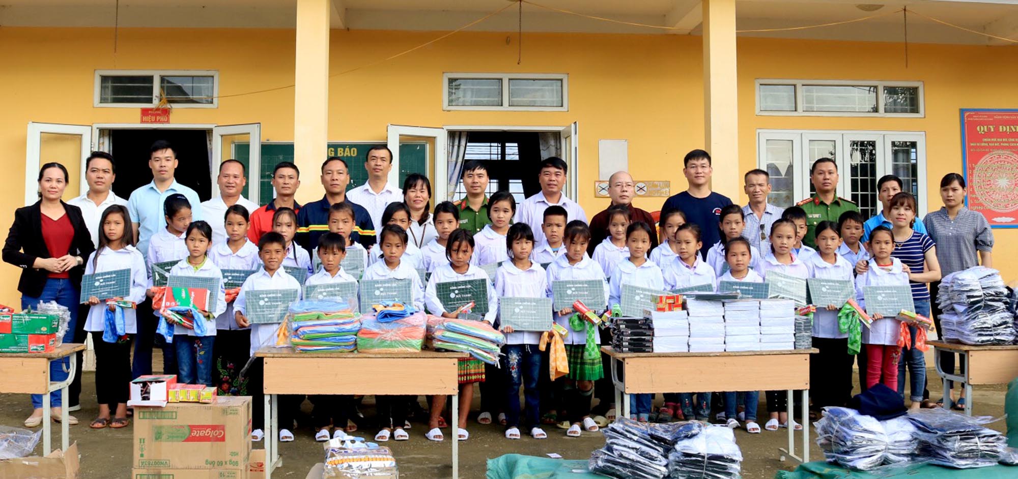 Lãnh đạo Phòng Cảnh sát PCCC&CNCH- Công an tỉnh cùng một số nhà hảo tâm (Hà Nội) tặng áo và đồ dùng học tập cho học sinh hai trường Phổ thông DTBT THCS và Tiểu học Tà Mung. 