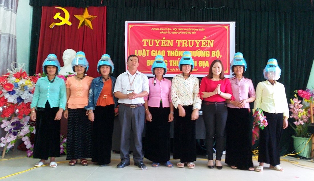 Lãnh đạo Hội LHPN huyện Than Uyên và xã Mường Mít trao mũ bảo hiểm cho hội viên phụ nữ