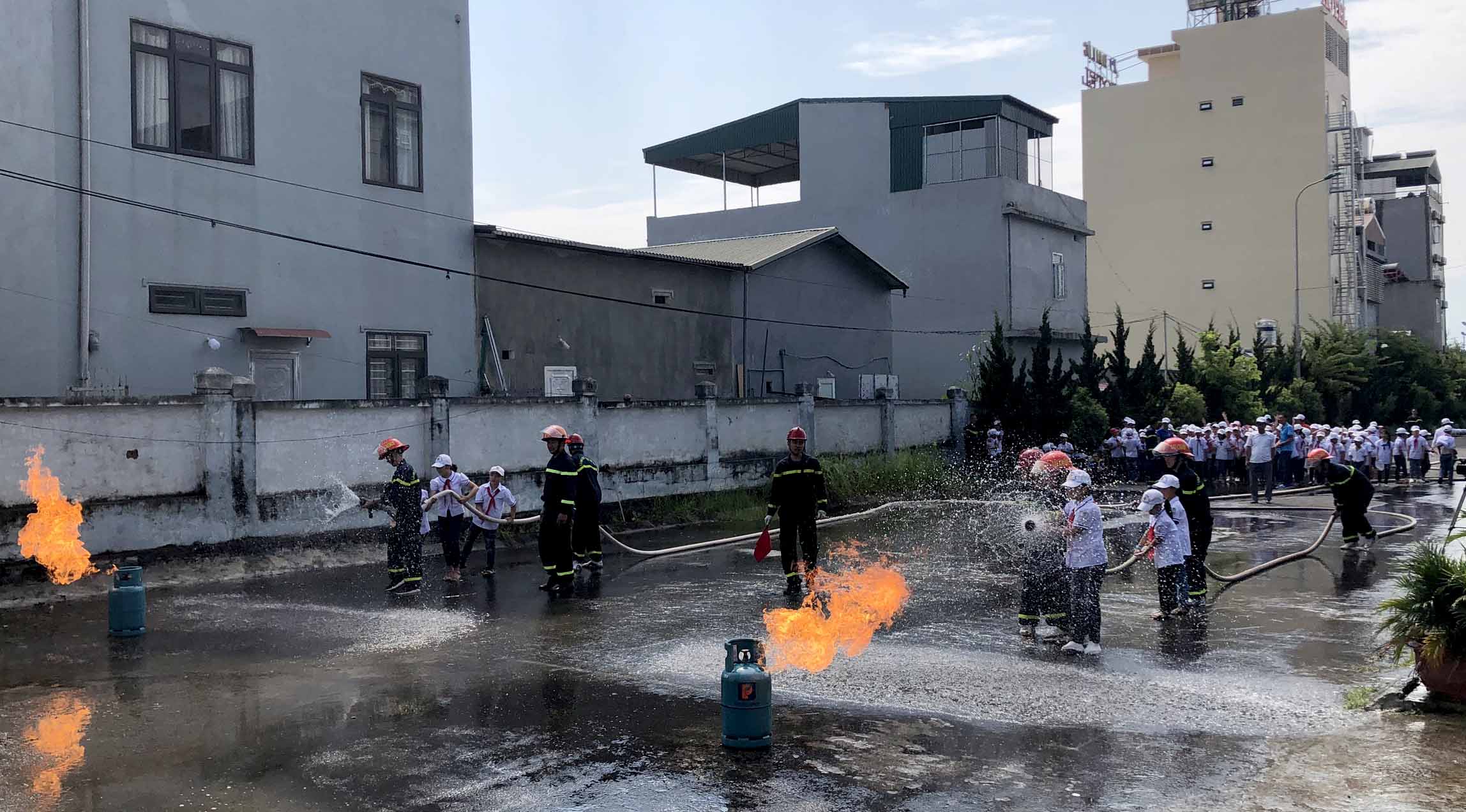 Cán bộ chiến sỹ Phòng Cảnh sát PCCC&CNCH - Công an tỉnh hướng dẫn học sinh trường Tiểu học Kim Đồng xử lý cháy bình gas