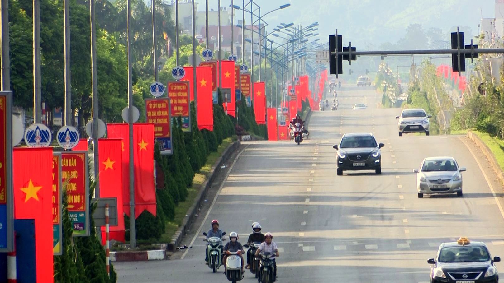 Các tuyến đường trên địa bàn thành phố Lai Châu được trang trí cờ hoa chuẩn cho đón các sự kiện lịch sử của tỉnh năm 2019.