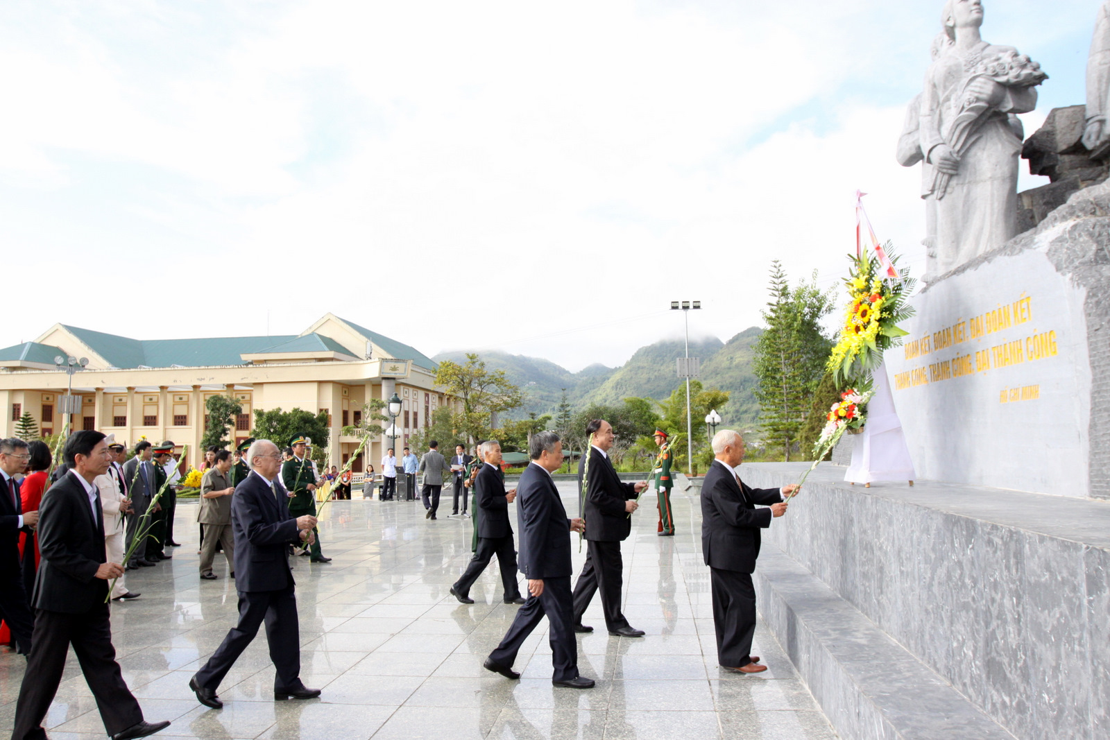 …Dâng hoa tại tượng đài Bác Hồ với đồng bào các dân tộc tỉnh Lai Châu