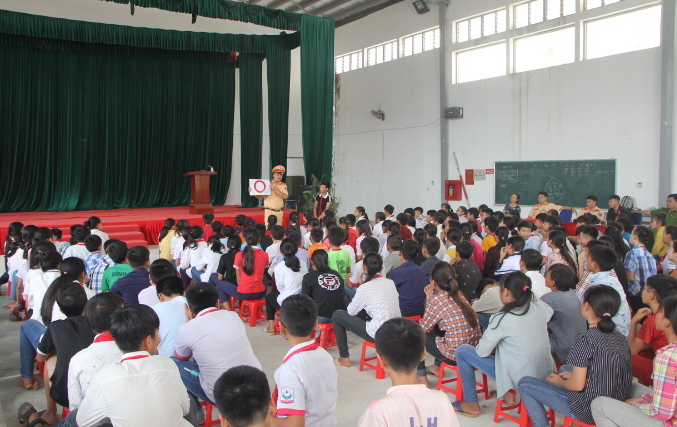 Đội Cảnh sát Giao thông huyện Nậm Nhùn tuyên truyền giáo dục pháp luật an toàn giao thông tại trường học trên địa bàn
