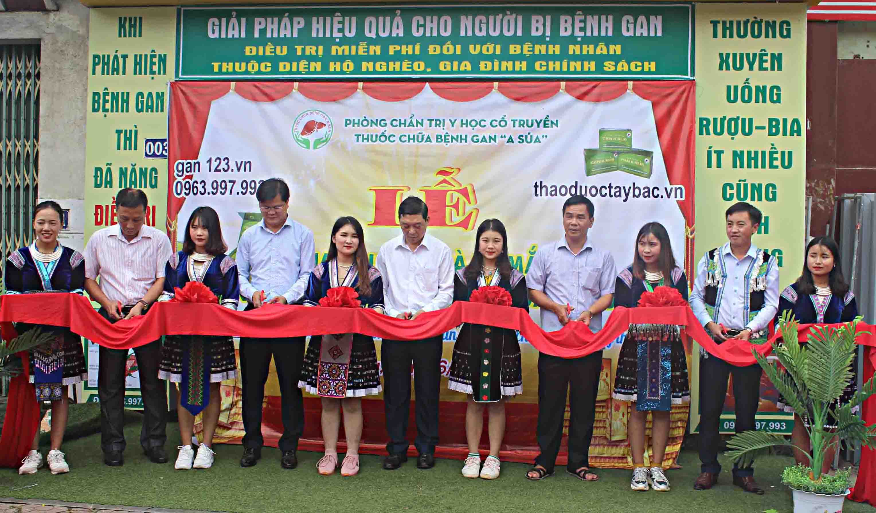 Đại biểu cắt băng khai trương Phòng Chẩn trị Y học Cổ truyền - Thuốc chữa bệnh gan A Súa.