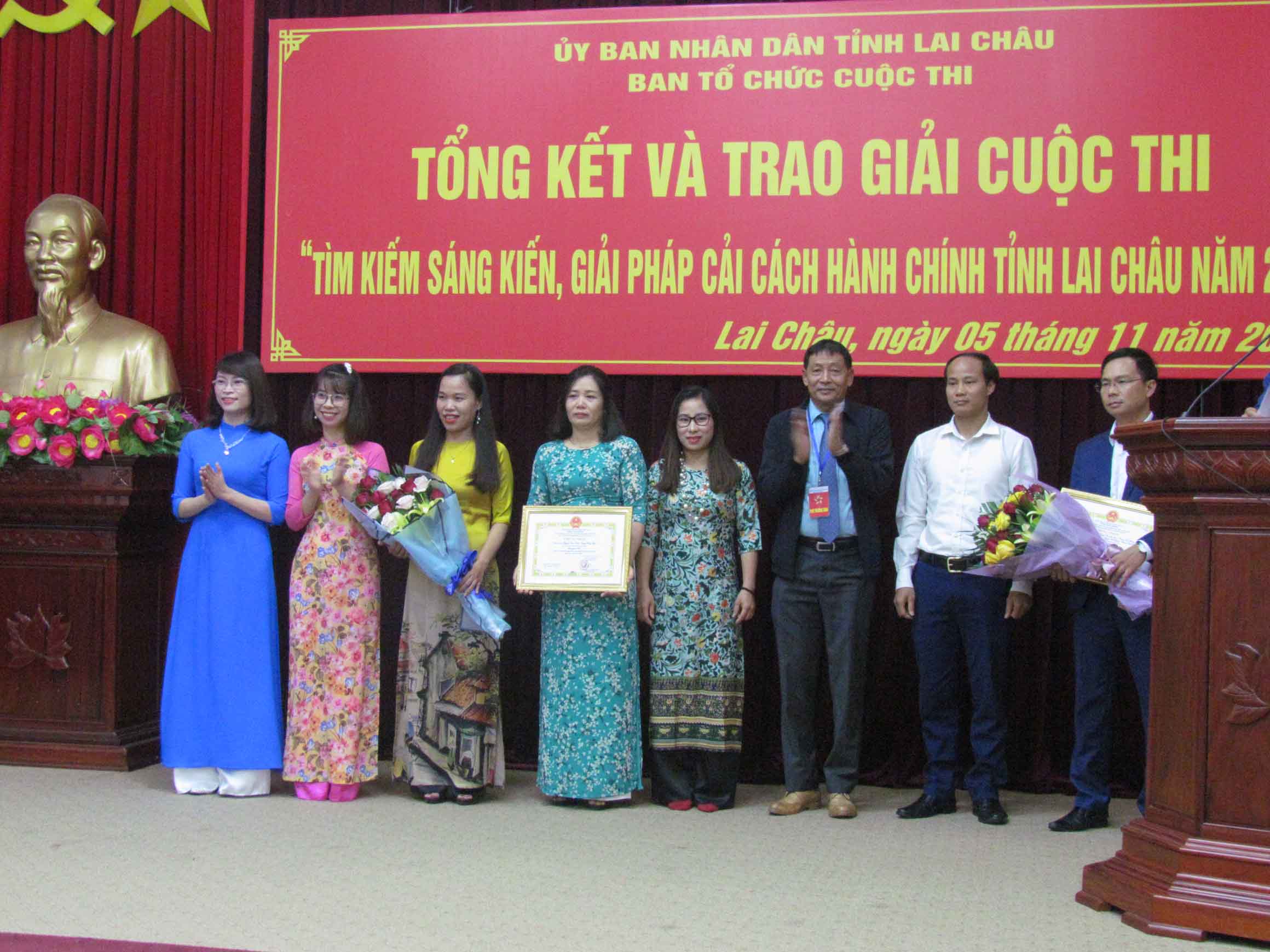 Đồng chí Nguyễn Văn Thành – Phó Giám đốc Sở Nội vụ, Phó Trưởng Ban tổ chức Cuộc thi trao giải cho các cá nhân đoạt giải nhì tại Cuộc thi. 